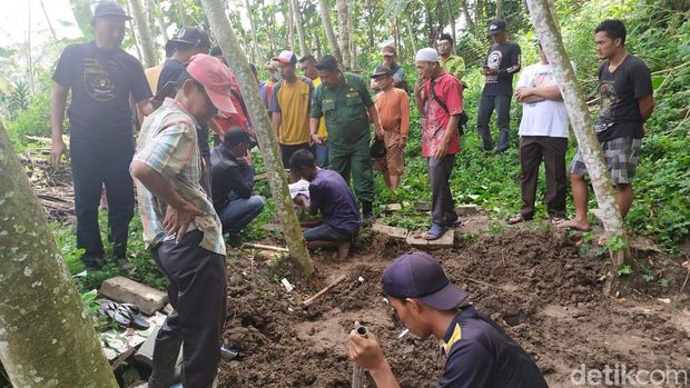 Warga bongkar makam misterius yang diduga untuk praktik perdukunan