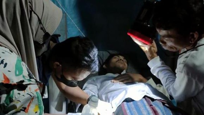 Warga mendapatkan perawatan akibat gempa M 4,4 yang mengguncang Cianjur pada Selasa (24/1/2023)