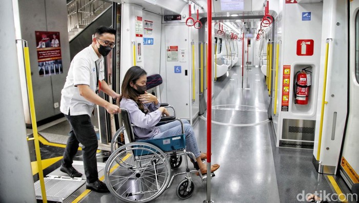 Wujud Nyata Pelayanan Transportasi LRT Jakarta LRT Jakarta melalui campaign #NyamankanJakarta mewujudkan pelayanan transportasi publik yang prima. Penasaran? Ini foto-fotonya.