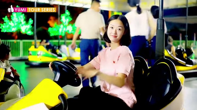 YuMi membagikan video pertamanya di YouTube pada Agustus 2022. Hingga kini dia telah mengunggah 10 video dan menunjukkan sejumlah fasilitas di Pyongyang seperti taman bermain, tempat pemancingan, hingga Pyongyang International Football School. Foto: dok. YouTube Olivia Natasha- YuMi Space DPRK daily