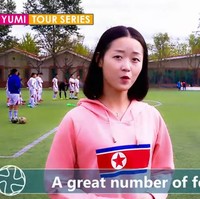 Vlogger Korea Utara yang menggunakan nama Inggris Olivia Natasha itu bahkan mewawancarai sejumlah siswa Pyongyang International Football School perihal Piala Dunia Qatar 2022. Foto: dok. YouTube Olivia Natasha- YuMi Space DPRK daily