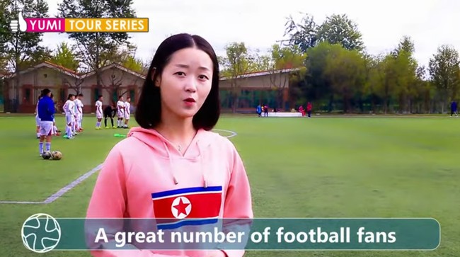 Vlogger Korea Utara yang menggunakan nama Inggris Olivia Natasha itu bahkan mewawancarai sejumlah siswa Pyongyang International Football School perihal Piala Dunia Qatar 2022. Foto: dok. YouTube Olivia Natasha- YuMi Space DPRK daily