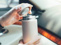 Karyawan SCBD Bergaya dengan Tumbler Sultan
