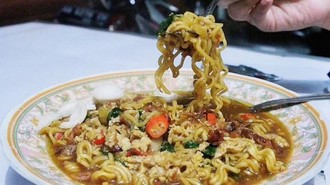 Resep Mie Nyemek Ayam Suwir Berbumbu Gurih Pedas
