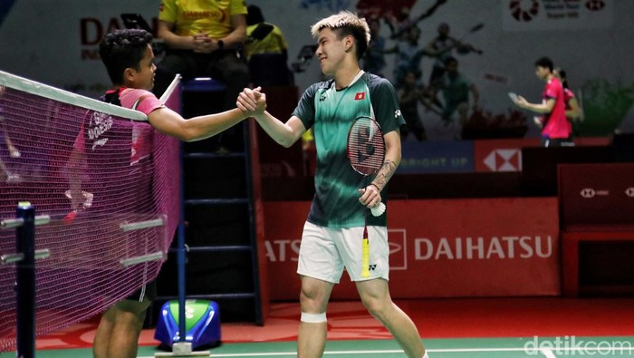 Anthony Sinisuka Ginting menang meyakinkan saat menghadapi tunggal Hongkong, Lee Cheuk Yiu. Ia menang dua gim langsung 21-10, 21-12 dalam waktu 36 menit, Rabu (25/1/2023).