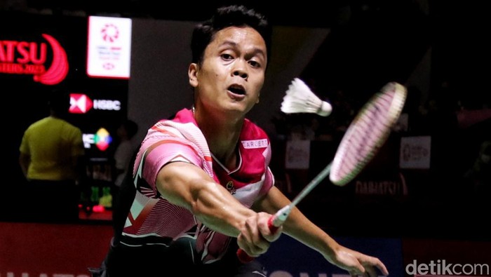 Anthony Sinisuka Ginting menang meyakinkan saat menghadapi tunggal Hongkong, Lee Cheuk Yiu. Ia menang dua gim langsung 21-10, 21-12 dalam waktu 36 menit, Rabu (25/1/2023).