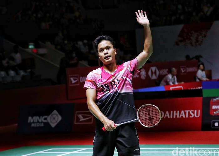 Anthony Sinisuka Ginting menang meyakinkan saat menghadapi tunggal Hongkong, Lee Cheuk Yiu. Ia menang dua gim langsung 21-10, 21-12 dalam waktu 36 menit, Rabu (25/1/2023).