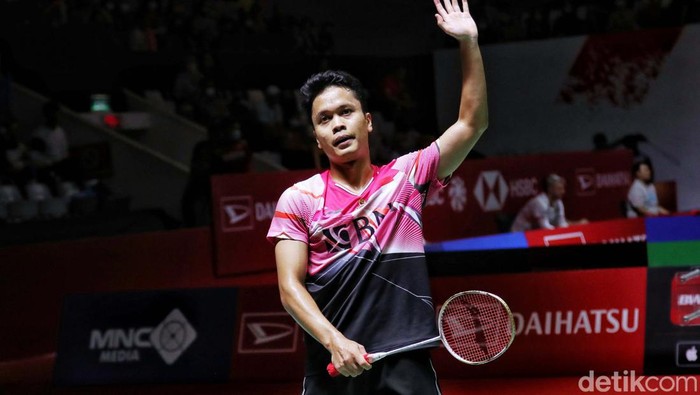 Anthony Sinisuka Ginting menang meyakinkan saat menghadapi tunggal Hongkong, Lee Cheuk Yiu. Ia menang dua gim langsung 21-10, 21-12 dalam waktu 36 menit, Rabu (25/1/2023).