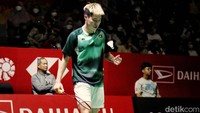 Ginting membuka laga dengan baik, kemudian menutup gim pertama dengan kemenangan 21-10. Lee sulit mengimbangi Ginting selepas interval. 
