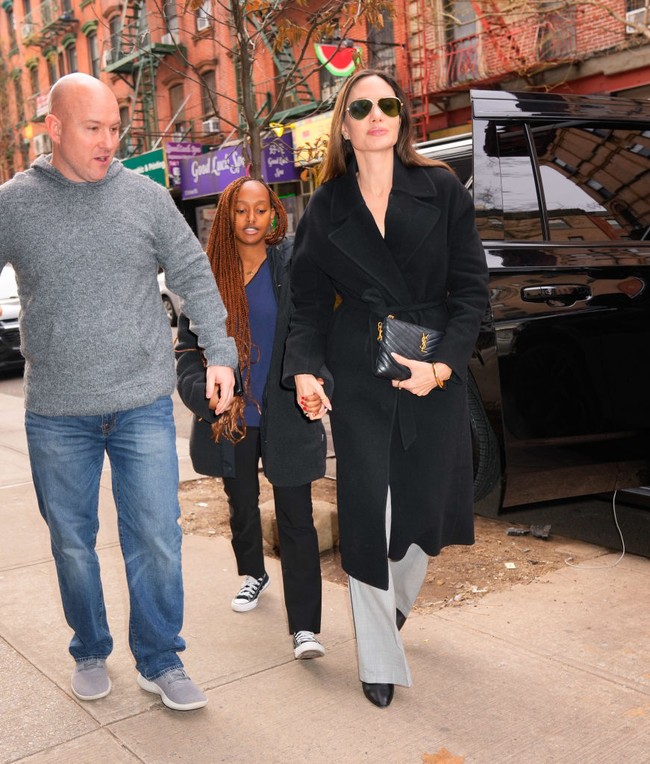 Jolie dan Zahara tampil casual saat berada di New York. Mantan istri Brad Pitt itu mengenakan coat dari brand Another Tomorrow berwarna hitam dan membawa tas Saint Laurent. Sedangkan Zahara mengenakan kaus biru navy dan coat hitam serta sneakers Converse. Foto: Getty Images