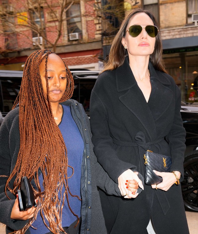 Saat memiliki waktu bersama, Jolie mengajak Zahara untuk shopping ke New York. Keduanya tertangkap kamera berada di New York pada pertengahan Januari 2023 ini. Foto: Getty Images