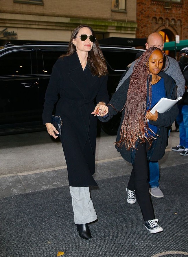Angelina Jolie terlihat terus menggenggam tangan Zahara saat paparazzi menyerbu mereka di New York. Setelah pernikahannya dengan Brad Pitt berakhir dengan perceraian, anak-anak tampak lebih sering menghabiskan waktu bersama Jolie. Foto: Getty Images