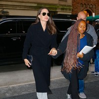 Angelina Jolie terlihat terus menggenggam tangan Zahara saat paparazzi menyerbu mereka di New York. Setelah pernikahannya dengan Brad Pitt berakhir dengan perceraian, anak-anak tampak lebih sering menghabiskan waktu bersama Jolie. Foto: Getty Images