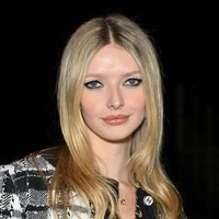 Apple Martin jadi salah satu tamu A-list dalam haute couture show Chanel di Paris, Prancis, Senin (23/01/2023). Kehadirannya mencuri perhatian karena ini merupakan penampilan perdananya di pekan mode dunia. Foto: Getty Images