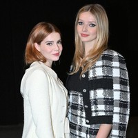 “Karl Lagerfeld bertemu Apple Martin pertama kali ketika dia berusia 4 tahun dan sudah mengumumkan kalau dia (Apple) suatu hari akan menjadi gadis Chanel. Dan itu terjadi hari ini!” tutur jurnalis fashion ternama Derek Blasberg, seperti dikutip dari People. Foto: Getty Images