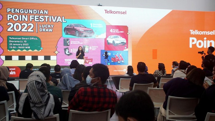 Apresiasi Loyalitas Pelanggan dengan Mobil Mewah Telkomsel mengapresiasi pelanggannya dengan memberikan 1 unit Mercedes-Benz sebagai hadiah utama, 4 unit Honda All New HRV, 5 unit Vespa, 13 unit Smartphone Samsung, dan 1.999 unit pulsa bagi para pelanggan terpilih.