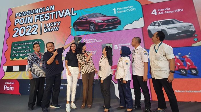 Apresiasi Loyalitas Pelanggan dengan Mobil Mewah Telkomsel mengapresiasi pelanggannya dengan memberikan 1 unit Mercedes-Benz sebagai hadiah utama, 4 unit Honda All New HRV, 5 unit Vespa, 13 unit Smartphone Samsung, dan 1.999 unit pulsa bagi para pelanggan terpilih.