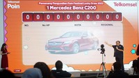 Hadir dalam acara tersebut Vice President Postpaid Consumer, International Roaming and Interconnect Telkomsel, Bernadus W. Wijayanto yang juga langsung mengundi hadiah utama.