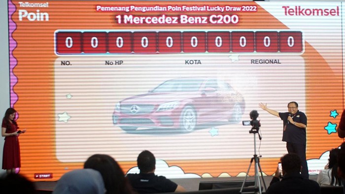 Telkomsel mengapresiasi pelanggannya dengan memberikan 1 unit Mercedes-Benz sebagai hadiah utama, 4 unit Honda All New HRV, 5 unit Vespa, 13 unit Smartphone Samsung, dan 1.999 unit pulsa bagi para pelanggan terpilih.