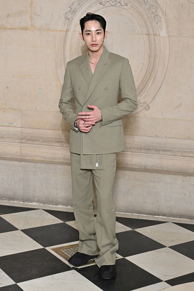 Bintang drama Korea Tomorrow, Lee Soo Hyuk juga terlihat di acara peragaan busana DIOR Couture Spring Summer 2023. Foto: Getty Images