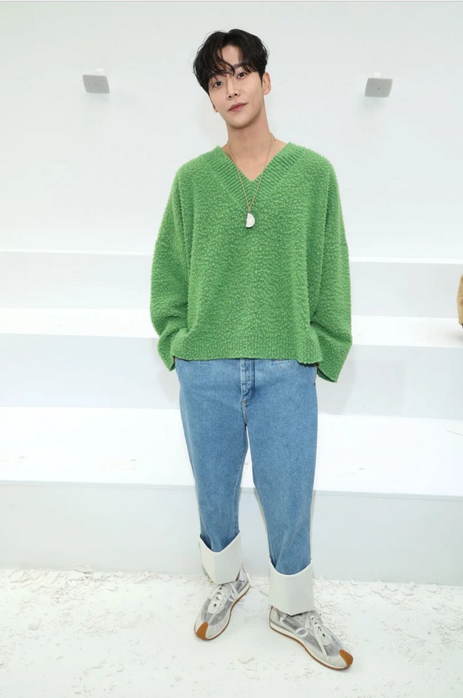 Personel grup SF9 yang populer sebagai aktor, Rowoon juga eksis di Paris Fashion Week 2023. Rowoon menghadiri peragaan busana Loewe Menswear Fall Winter 2023 pada Sabtu (21/1/2023). Foto: Getty Images