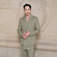 Bintang drama Korea Tomorrow, Lee Soo Hyuk juga terlihat di acara peragaan busana DIOR Couture Spring Summer 2023. Foto: Getty Images