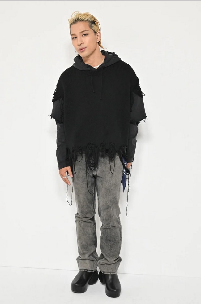 Taeyang BIGBANG menjadi salah satu tamu undangan Givenchy yang menghadiri peragaan busana Givenchy Menswear Fall Winter 2023 show pada Rabu (18/1/2023). Foto: Getty Images