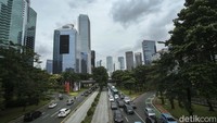Polisi melakukan rekayasa lalu lintas di Jalan Gatot Subroto, Jakarta Pusat, tepatnya di depan kompleks MPR/DPR RI. Lalu lintas dialihkan berkaitan dengan adanya demo perangkat desa.