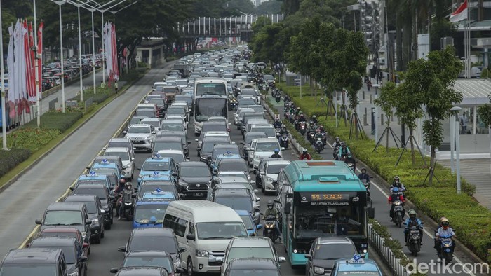 Arus lalu lintas sekitar gedung DPR RI dialihkan imbas demo perangkat desa pagi ini. Akibatnya, lalu lintas di kawasan Stadion Gelora Bung Karno (GBK) macet.