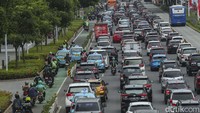 Sejumlah kendaraan tersendat di jalan Jenderal Sudirman, Jakarta, Rabu (25/1/2023). Arus lalu lintas sekitar gedung DPR RI dialihkan imbas demo perangkat desa pagi ini. Akibatnya, lalu lintas di kawasan Stadion Gelora Bung Karno (GBK) macet.