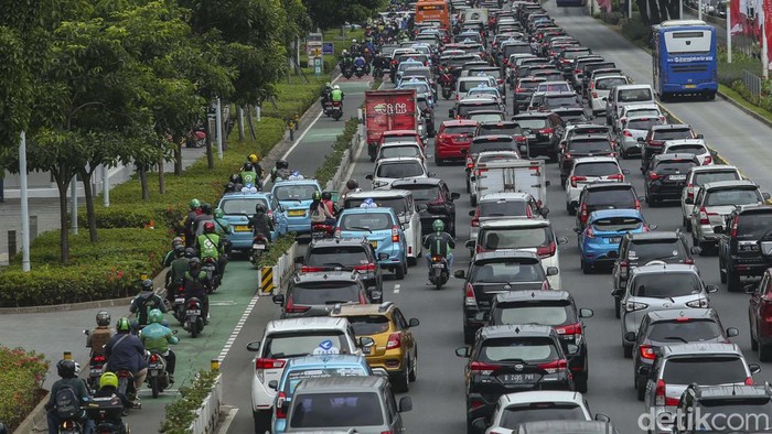 Arus lalu lintas sekitar gedung DPR RI dialihkan imbas demo perangkat desa pagi ini. Akibatnya, lalu lintas di kawasan Stadion Gelora Bung Karno (GBK) macet.