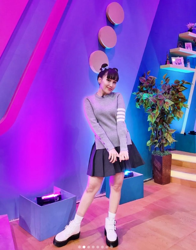 Melalui unggahan terbarunya Ayu tampak memamerkan gayanya mengenakan sweater lengan panjang dan rok mini. Ditambah dengan rambut yang dicepol 2 ke atas dan poni depan, penampilan Ayu jadi semakin mirip anak SMA. Foto: Instagram/@ayutingting92