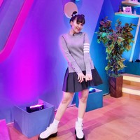 Melalui unggahan terbarunya Ayu tampak memamerkan gayanya mengenakan sweater lengan panjang dan rok mini. Ditambah dengan rambut yang dicepol 2 ke atas dan poni depan, penampilan Ayu jadi semakin mirip anak SMA. Foto: Instagram/@ayutingting92
