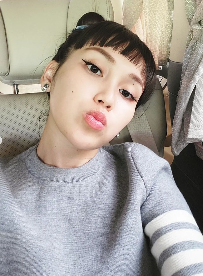 Bergaya imut dengan pose duck face, Ayu Ting Ting memang masih cocok menjadi anak SMA. Tak perlu mengenakan banyak pulasan makeup, penampilannya sudah terlihat cantik natural. Foto: Instagram/@ayutingting92