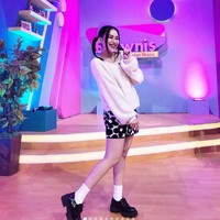 Menjadi salah satu host di acara Brownis, Ayu pun kerap membagikan foto penampilan dirinya bergaya ala wanita Korea. Seperti dalam foto yang satu ini, ia tampak memadukan sweater putih dengan rok mini bermotif bunga dan sepasang sepatu hitam yang dilengkapi kaos kaki putih. Foto: Instagram/@ayutingting92
