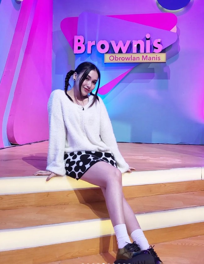 Masih bertubuh langsing dan kecil meski sudah memiliki seorang anak membuat penampilan Ayu semakin mendukung untuk menjadi bak eonni Korea. Foto: Instagram/@ayutingting92