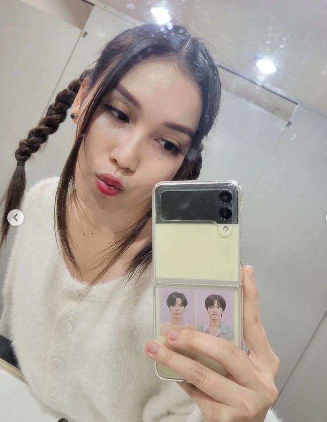 Begini gaya Ayu saat melakukan mirror selfie. Ia tampak menunjukkan ekspresi duck face di depan kaca. Foto: Instagram/@ayutingting92