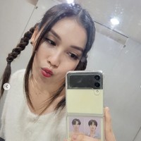 Begini gaya Ayu saat melakukan mirror selfie. Ia tampak menunjukkan ekspresi duck face di depan kaca. Foto: Instagram/@ayutingting92
