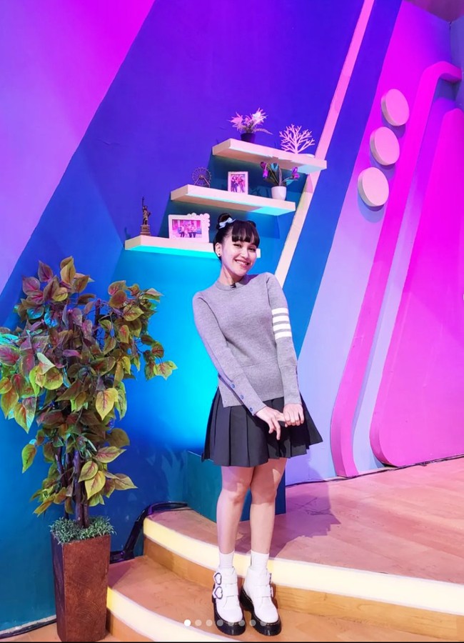 Penampilan Ayu Ting Ting belakangan kembali mencuri atensi karena terlihat semakin cantik dan awet muda. Tak hanya itu saja, gayanya pun jadi semakin mirip dengan eonni Korea. Foto: Instagram/@ayutingting92