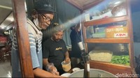 Sampai sekarang Pade Jangkung masih terjun langsung meracik bakso pesanan. Terkadang ia juga menyapa para pengunjung.