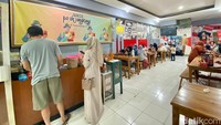Menempati ruko cukup besar, area bersantap di sini nyaman. Di dindingnya terpajang foto-foto sosok terkenal yang pernah makan Bakso Pade Jangkung.