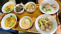 Harga seporsi Bakso Pade Jangkung terjangkau, mulai dari Rp 22 ribu saja. Semua disajikan hangat dan bikin ngiler!