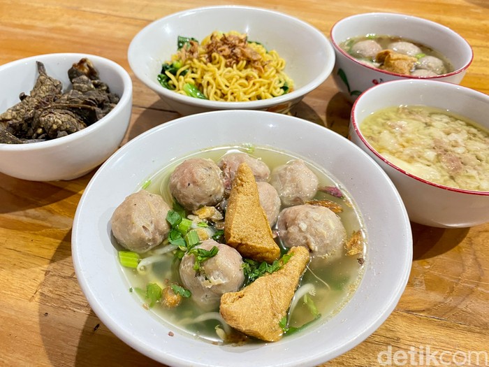 Bakso Pade Jangkung: Bikin Nagih! Bakso Topping Tahu dan Paru Goreng Legendaris