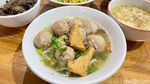 Kriuk Renyah! Bakso Topping Tahu dan Paru Goreng Racikan Pade Jangkung