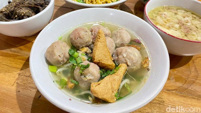 Bakso Pade Jangkung: Bikin Nagih! Bakso Topping Tahu dan Paru Goreng Legendaris