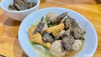 Keunikan bakso di sini adalah diberi topping tahu goreng dan paru goreng yang gurih renyah. Menyantapnya bikin ketagihan!