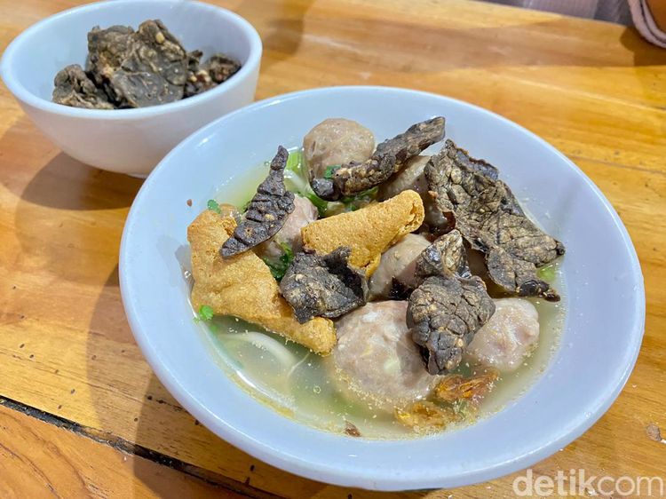 Kriuk Renyah! Bakso Topping Tahu dan Paru Goreng Racikan Pade Jangkung