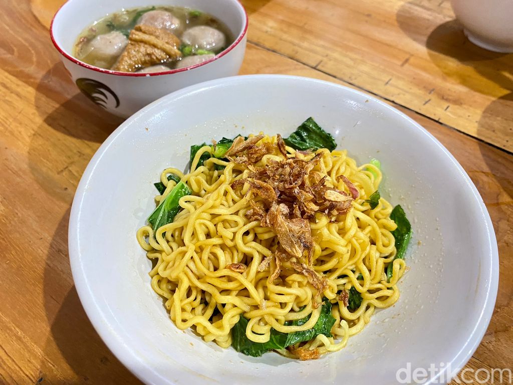Bakso Pa'de Jangkung: Bikin Nagih! Bakso Topping Tahu dan Paru Goreng Legendaris