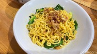 Kalau pesan mie yamin di sini menggunakan mie kuning bakso, bukan seperti mie ayam pada umumnya.