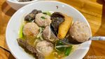 Kriuk Renyah! Bakso Topping Tahu dan Paru Goreng Racikan Pade Jangkung